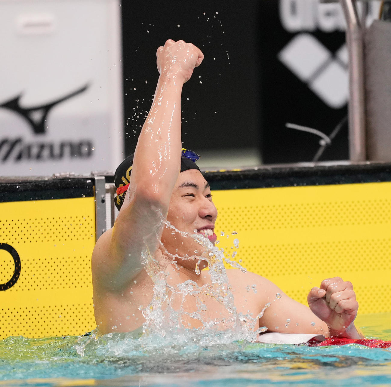 男子200メートルバタフライ予選で大会記録を更新し、ガッツポーズを見せる本多（撮影・菅敏）