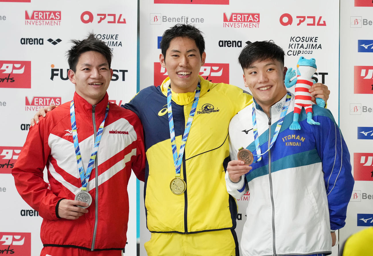 男子200メートルバタフライで優勝した本多。左は2位の寺田、右は3位の森本（撮影・菅敏）
