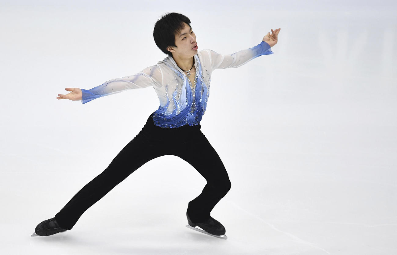 男子ショートプログラムで演技する三浦佳生（AP）