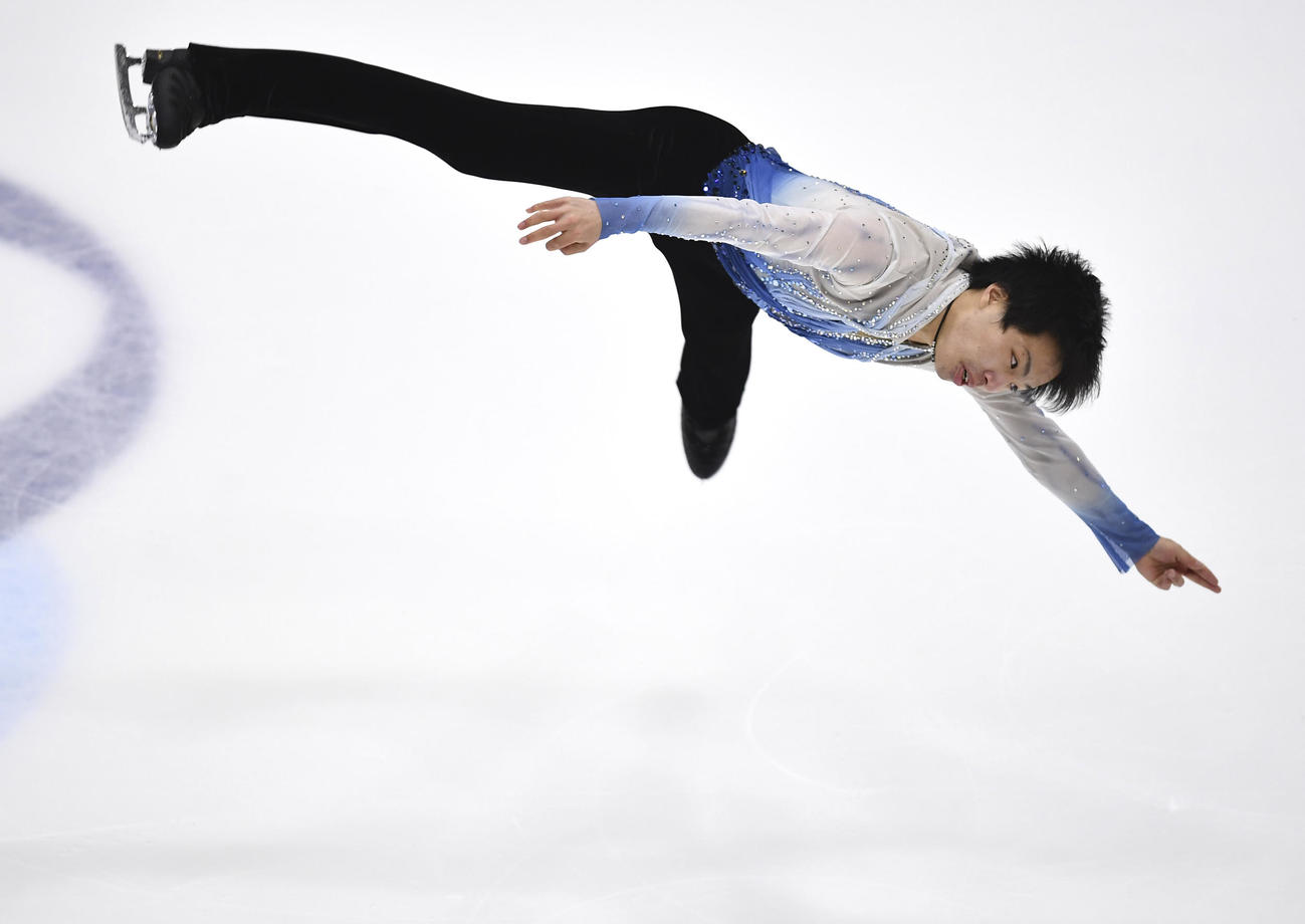 男子ショートプログラムで演技する三浦佳生（AP）