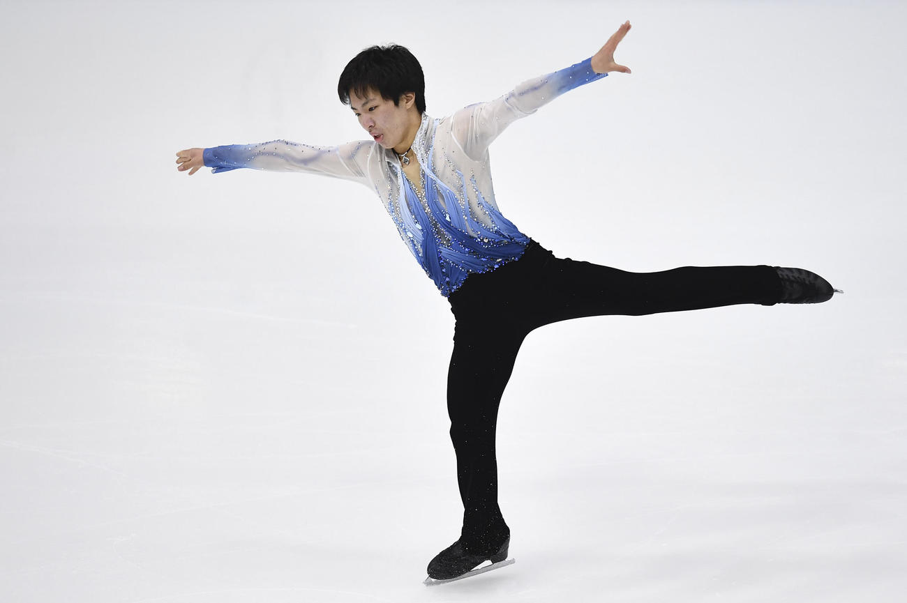 男子ショートプログラムで演技する三浦佳生（AP）