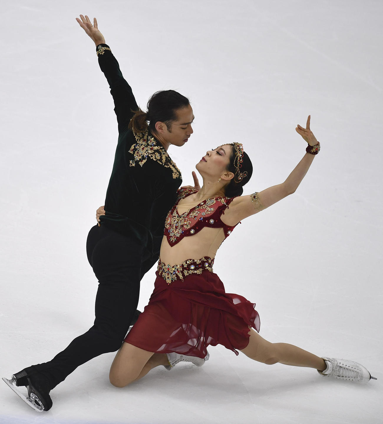 4大陸選手権アイスダンス・フリーダンス　演技する村元哉中＆高橋大輔組（AP）