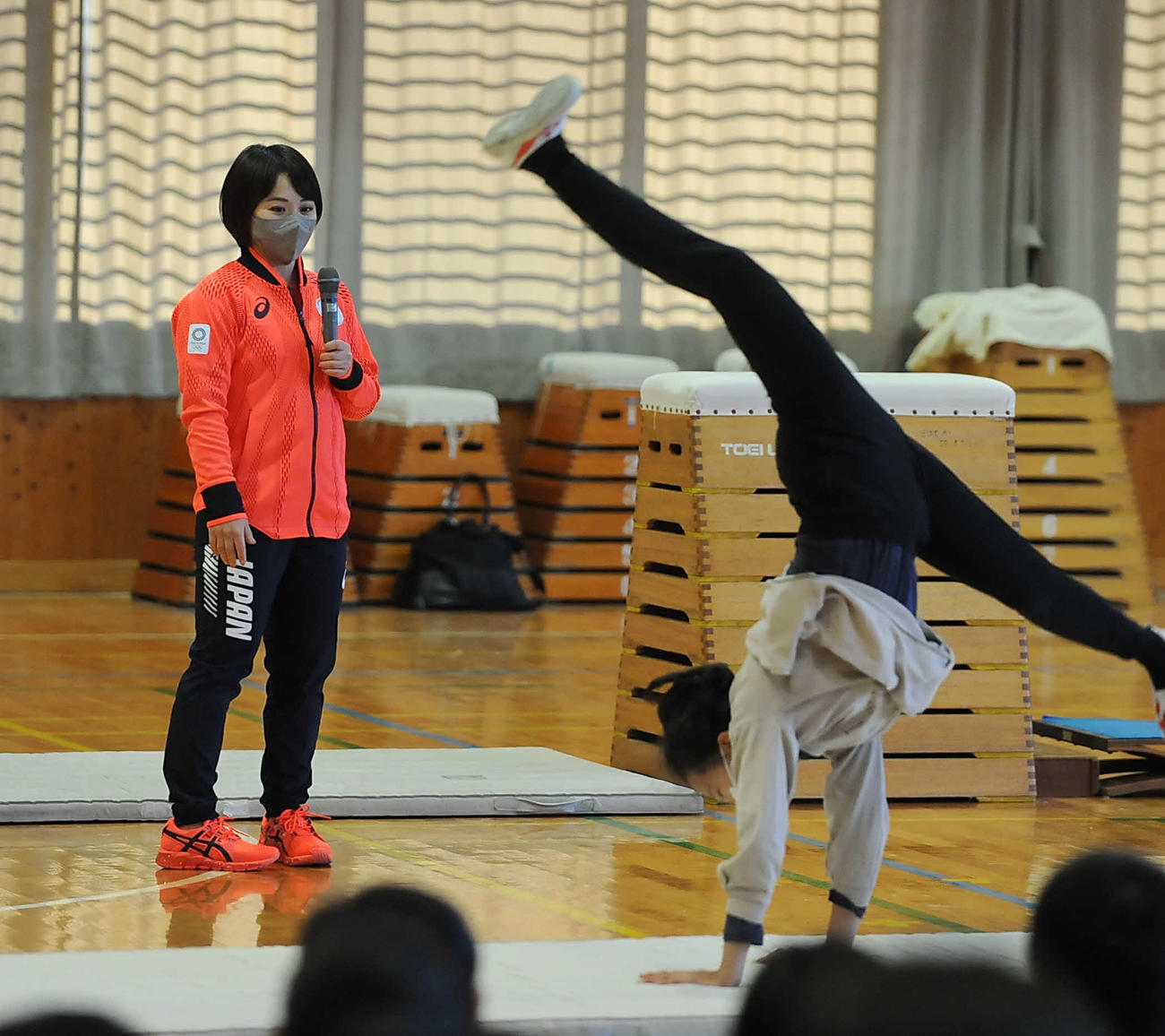 側転する6年女子に視線を送る村上さん（左）