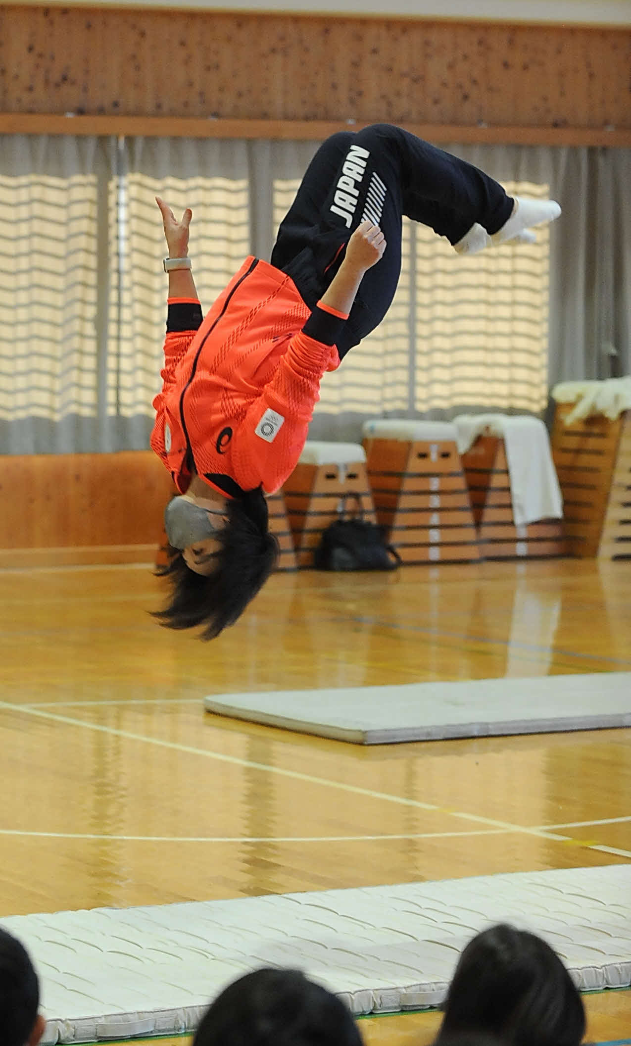 児童らにバック宙を披露する村上さん