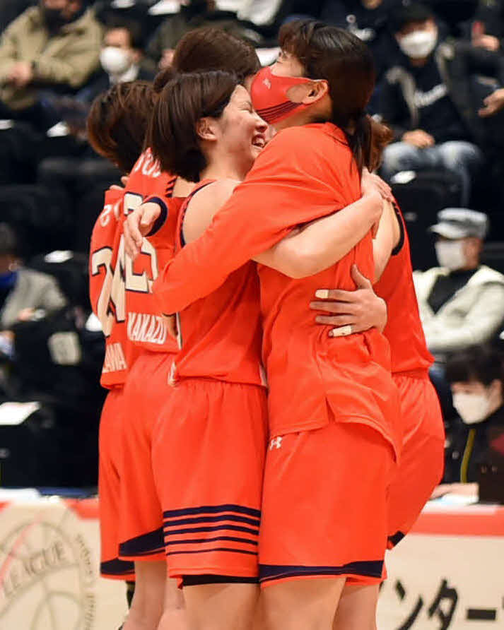 15日、東京羽田戦で仲間と抱き合い初勝利を喜ぶ砂川（左）
