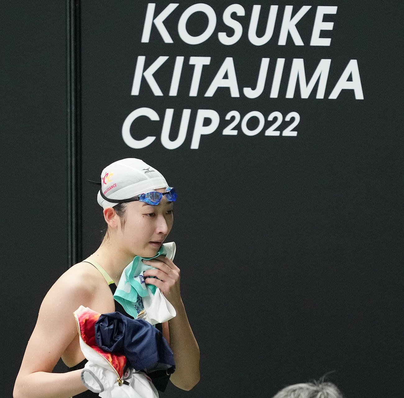 女子100メートル自由形予選を終え、引き揚げる池江（撮影・菅敏）
