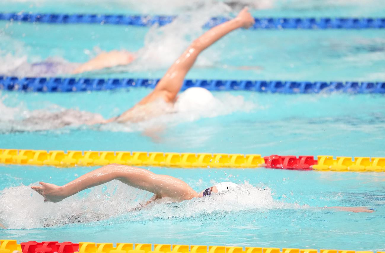 女子100メートル自由形予選で力泳する池江。後方は大橋（撮影・菅敏）