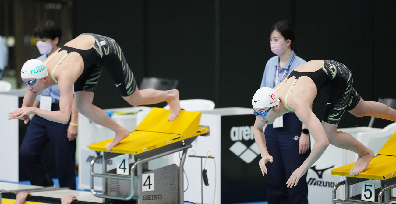 女子100メートル自由形予選で勢いよく飛び込みスタートする池江（右）と大橋（撮影・菅敏）