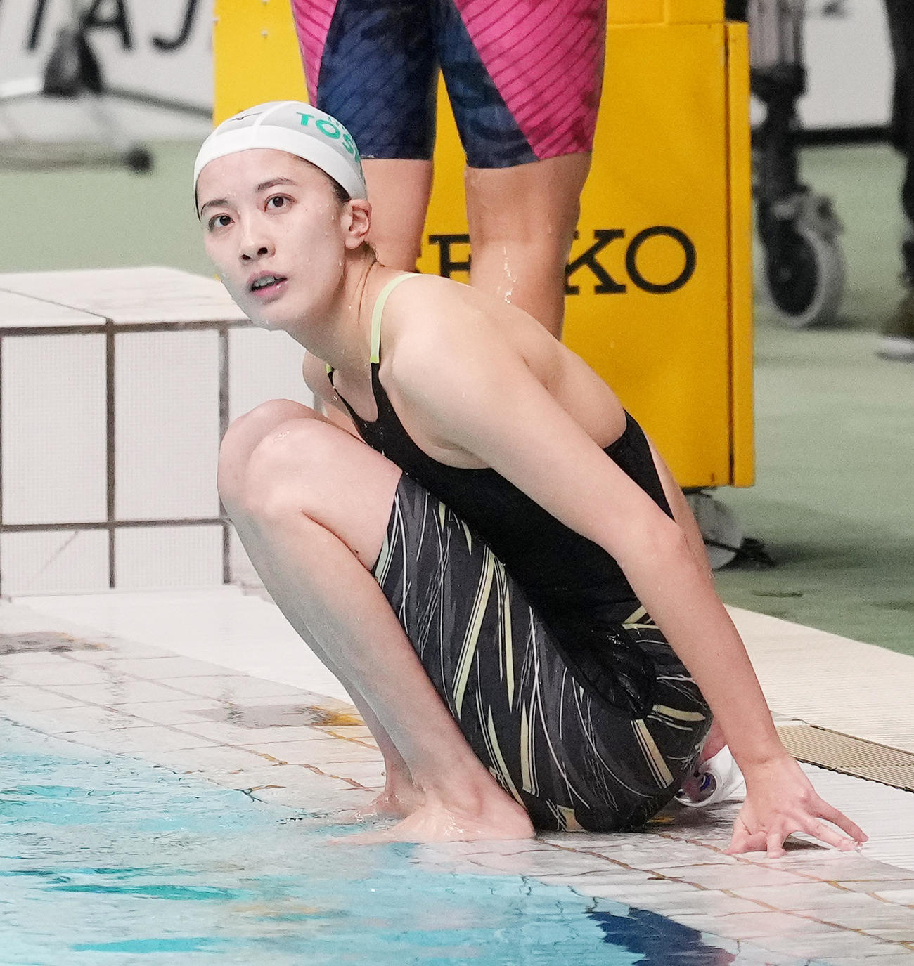 女子200メートル背泳ぎ決勝で4位の大橋は、プールサイドに座りタイムを確認する（撮影・菅敏）
