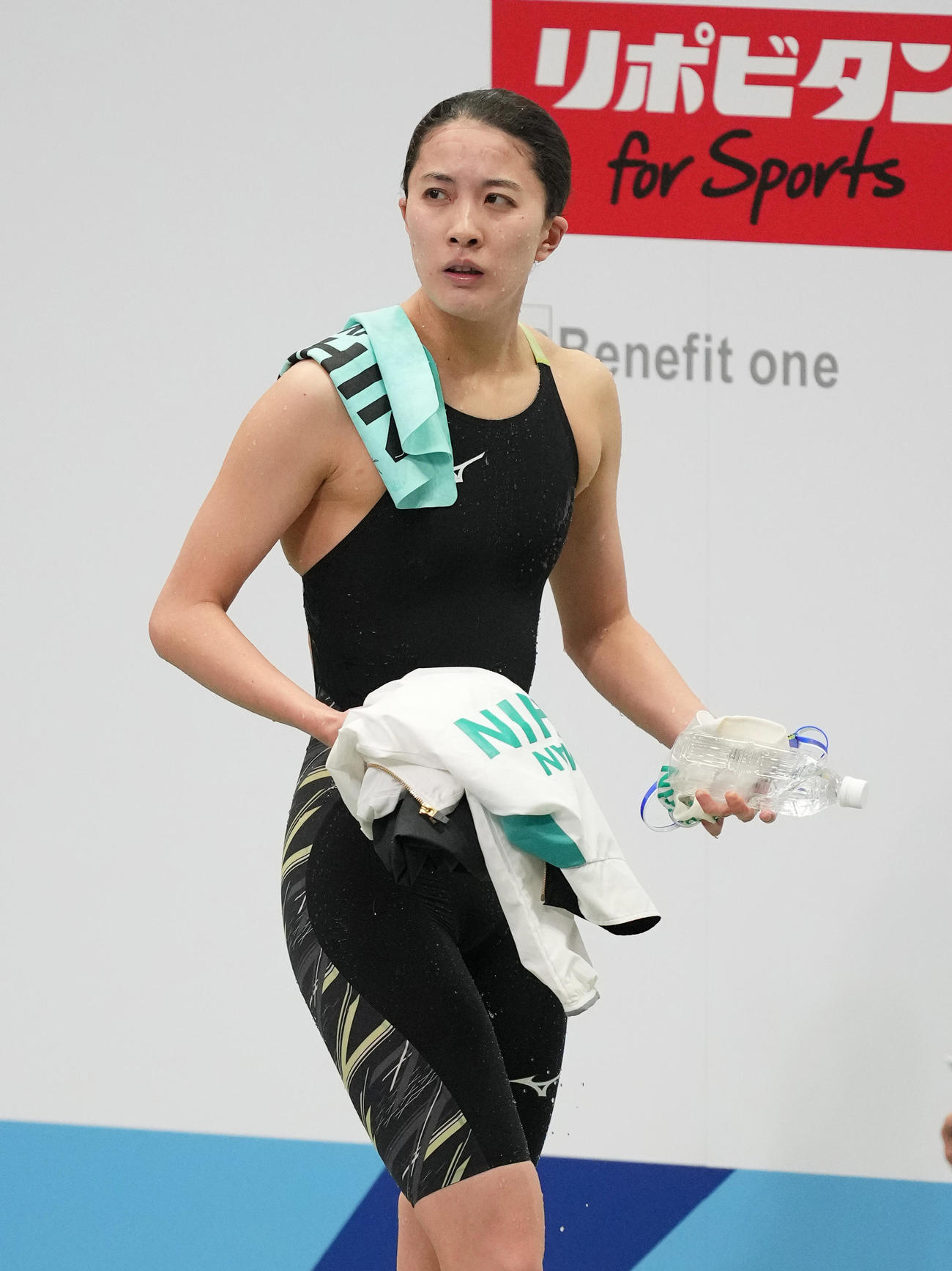 女子200メートル背泳ぎ予選を終え、タイムを見ながら引き揚げる大橋（撮影・菅敏）