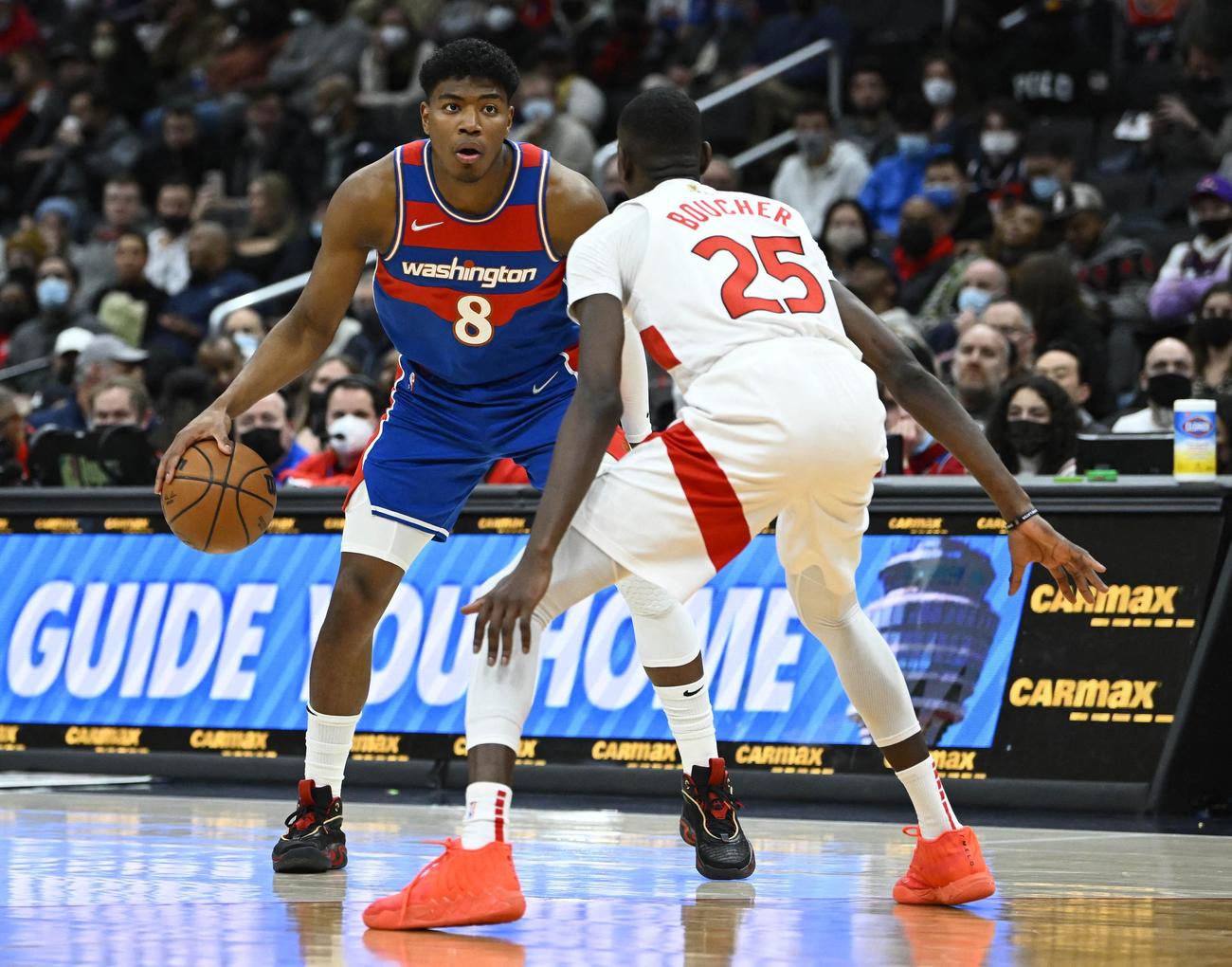 ラプターズのブーシェ（手前）とマッチアップするウィザーズ八村（USA TODAY）
