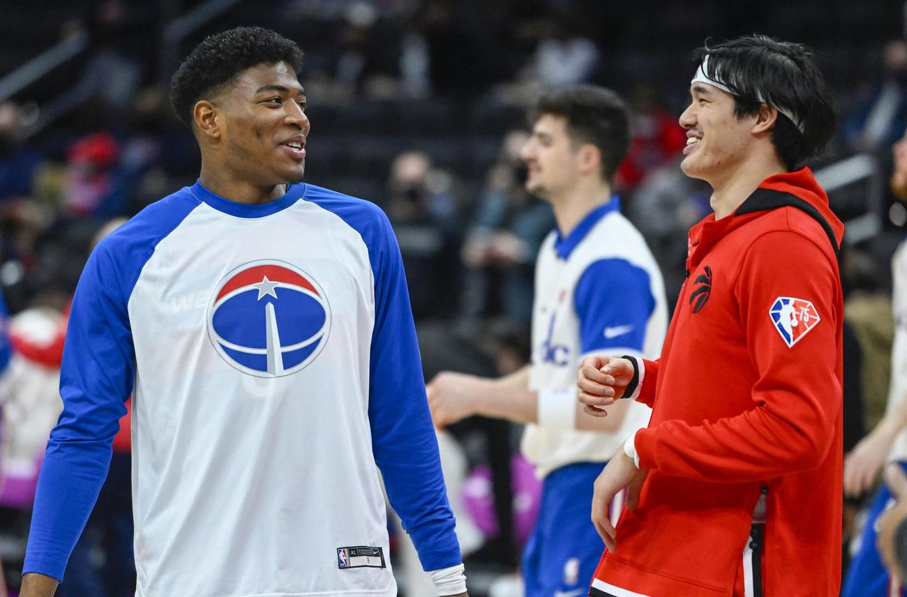 試合前に談笑するウィザーズ八村（左）とラプターズ渡辺（USA TODAY）