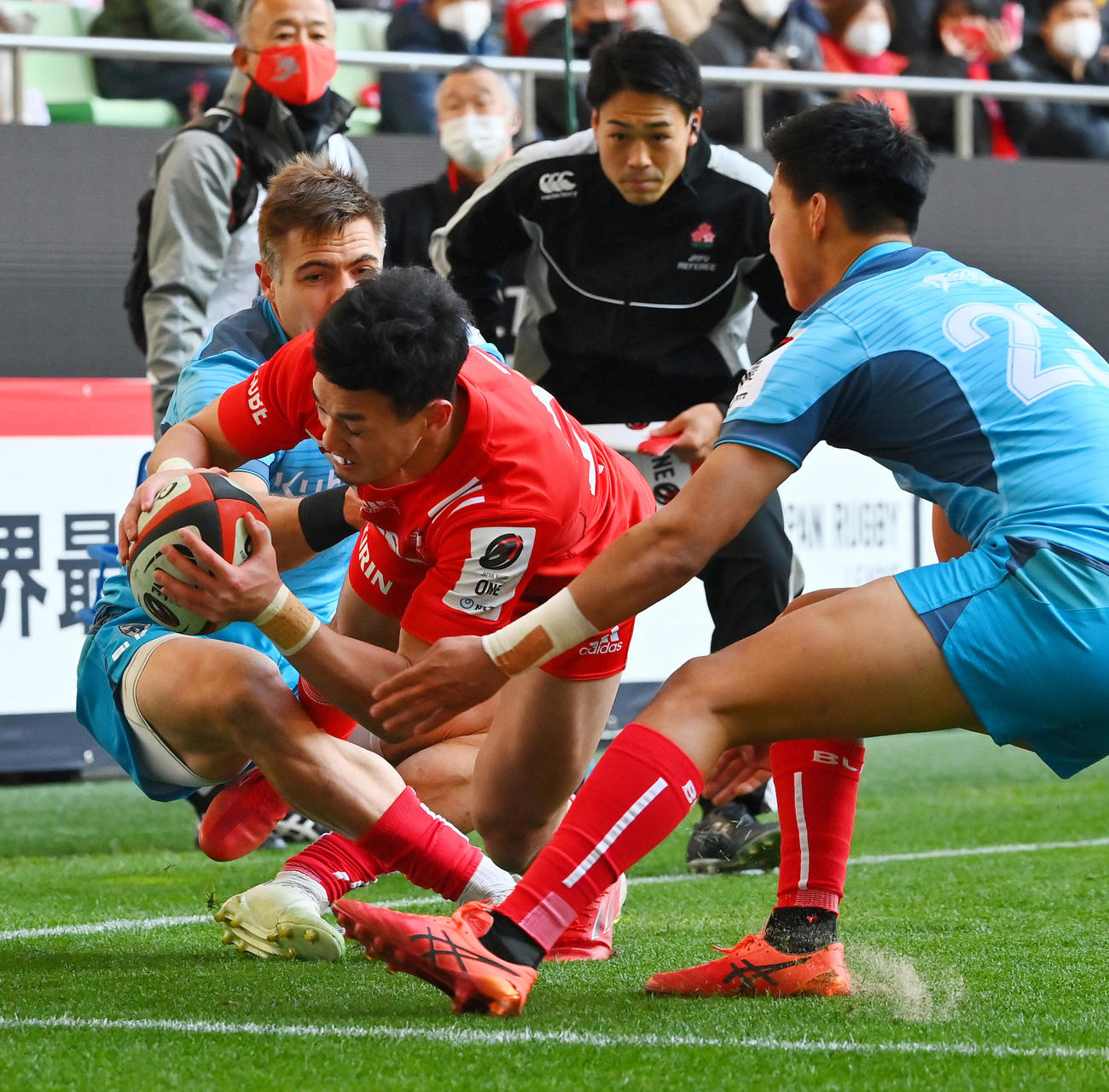 神戸対東京ベイ　後半、SOクルーデンからのックパスをキャッチした神戸WTB井関が右隅にトライを奪う（撮影・和賀正仁）