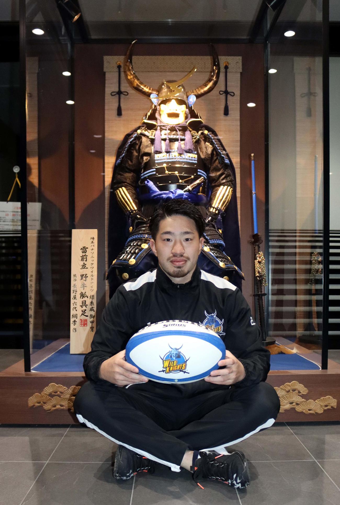 チームのイメージ甲冑（かっちゅう）を背に意気込む埼玉SH小山（撮影・永野高輔）