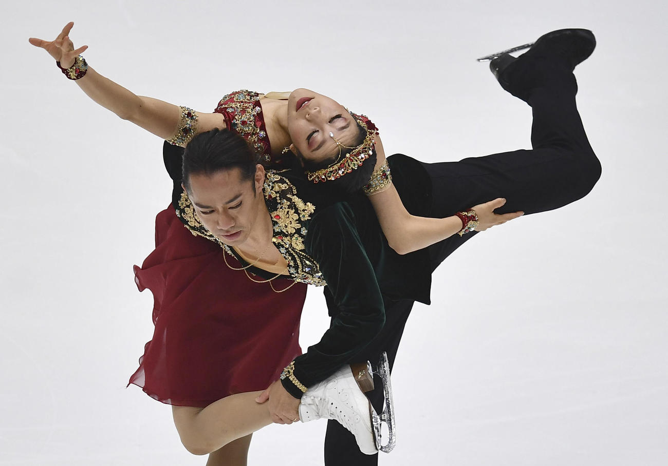 4大陸選手権アイスダンス・フリーダンス　演技する村元哉中＆高橋大輔組（AP）