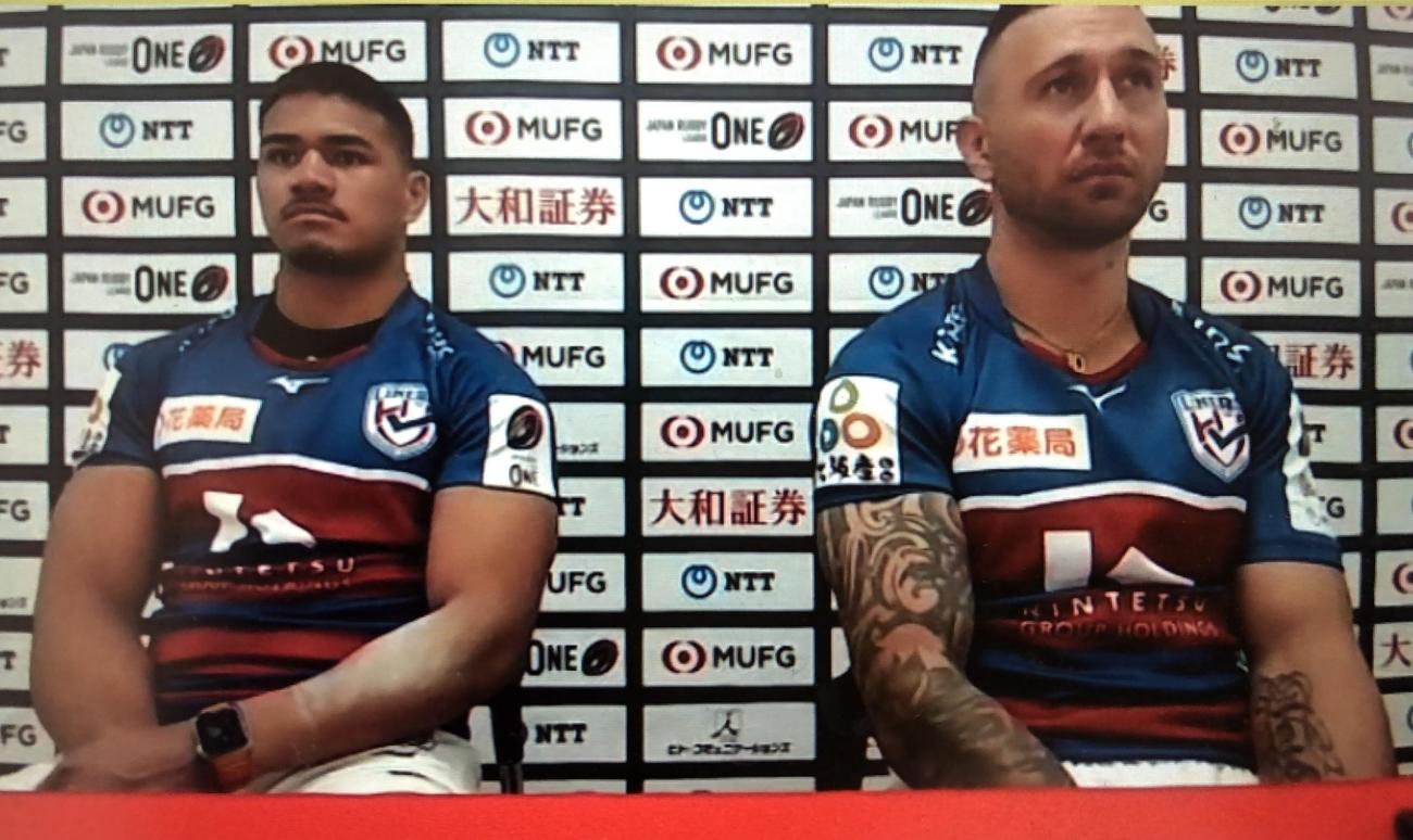 試合後にリモート会見する花園近鉄ライナーズのCTBフィフィタ（左）とオーストラリア代表SOクーパー