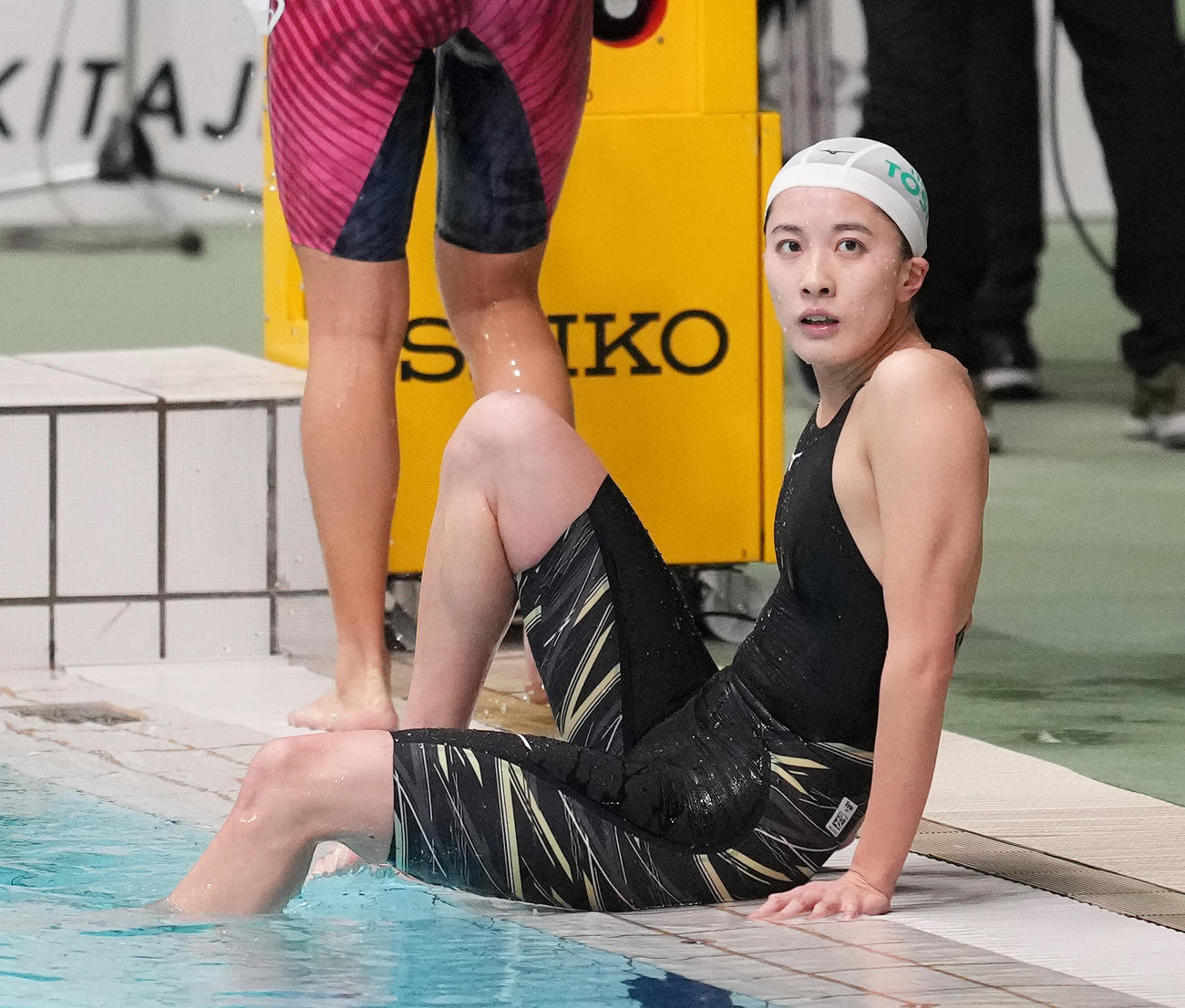 女子200メートル背泳ぎ決勝で4位の大橋は、プールサイドに座りタイムを確認する（撮影・菅敏）