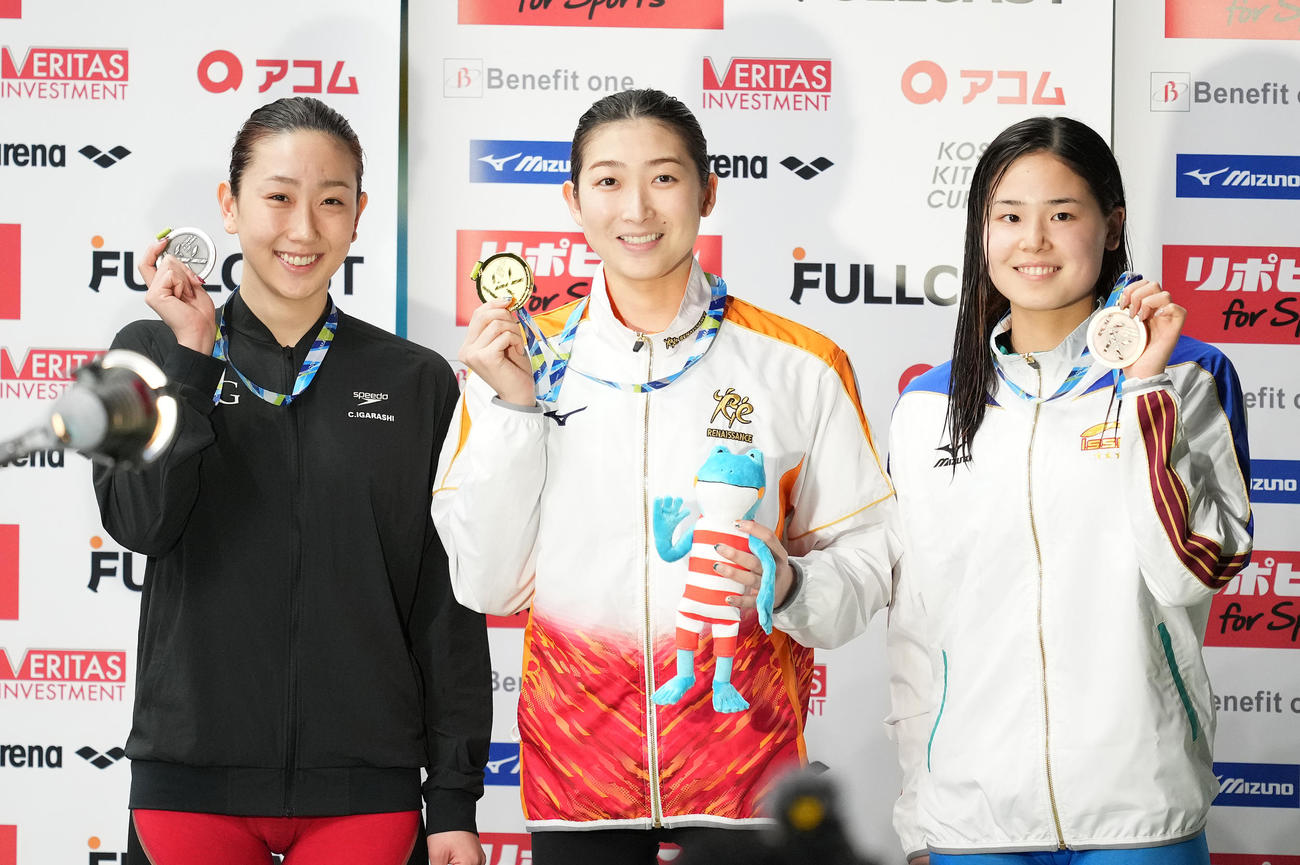 女子100メートル自由形で優勝しメダルを手に笑顔を見せる池江。左は2位の五十嵐、右は3位の池本（撮影・菅敏）
