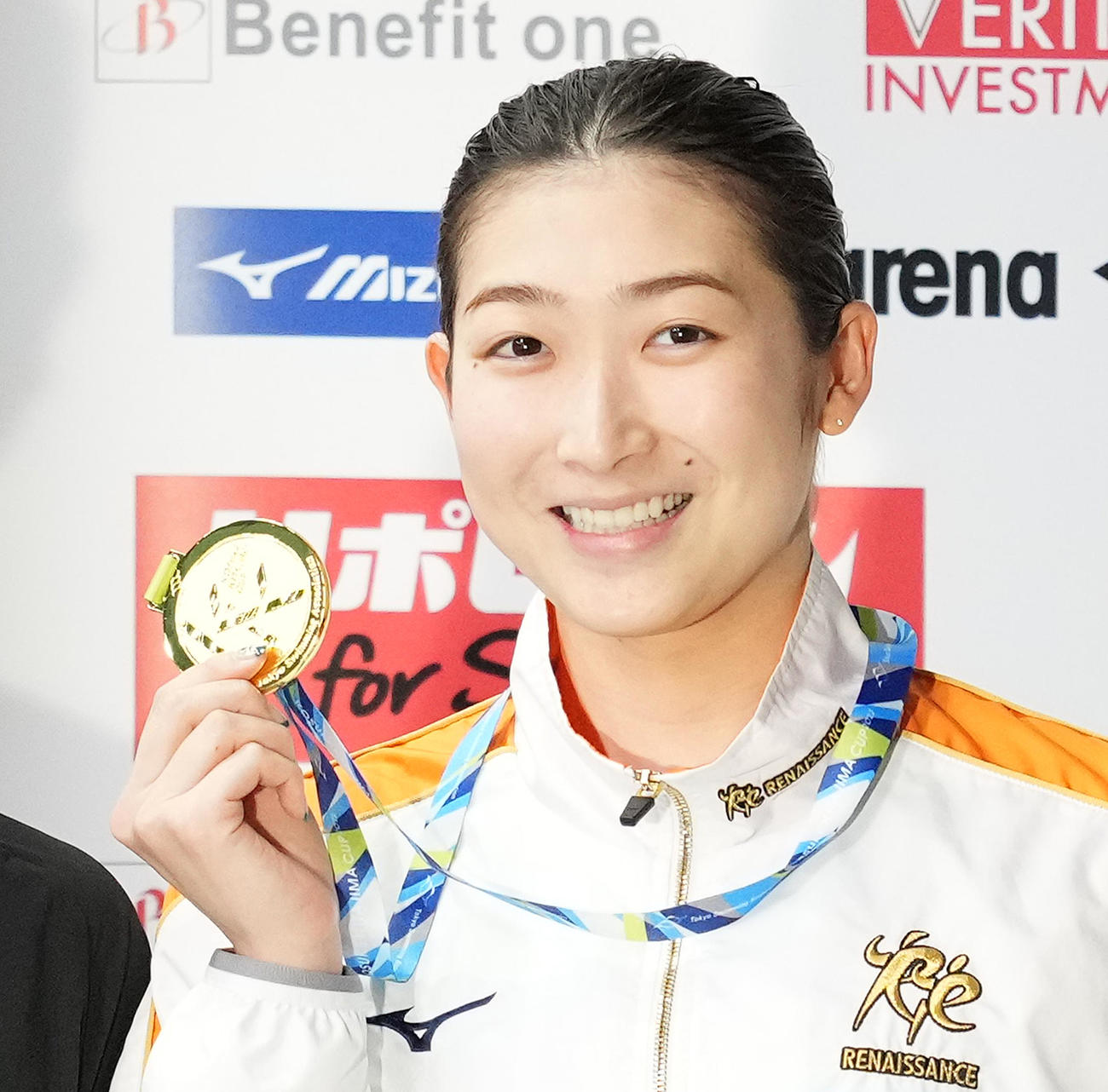 女子100メートル自由形で優勝し、メダルを手に笑顔を見せる池江（撮影・菅敏）