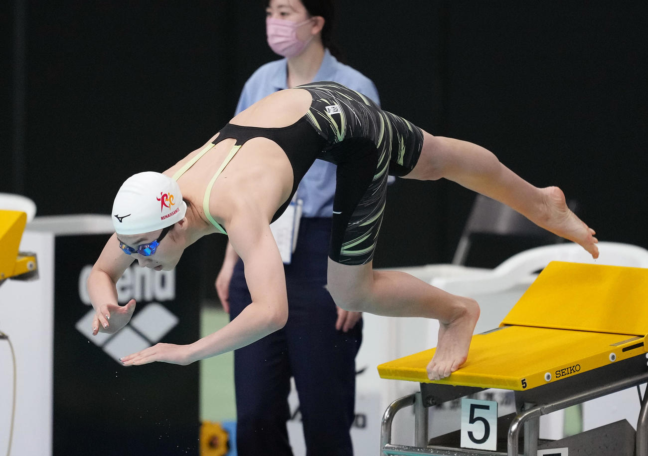 女子100メートル自由形決勝で勢いよく飛び込みスタートする池江（撮影・菅敏）