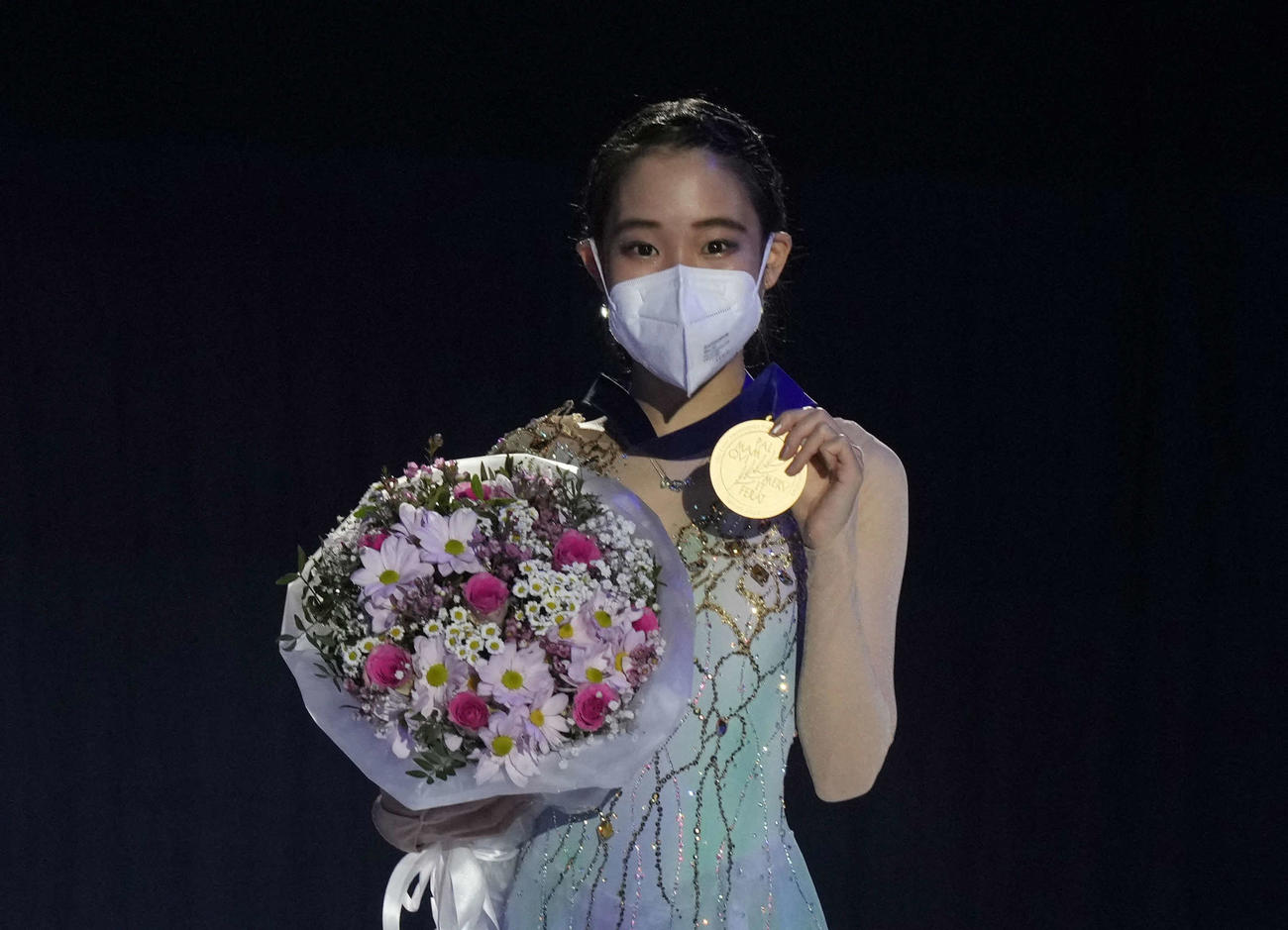 女子で優勝し、メダルを手にする三原舞依（ロイター）