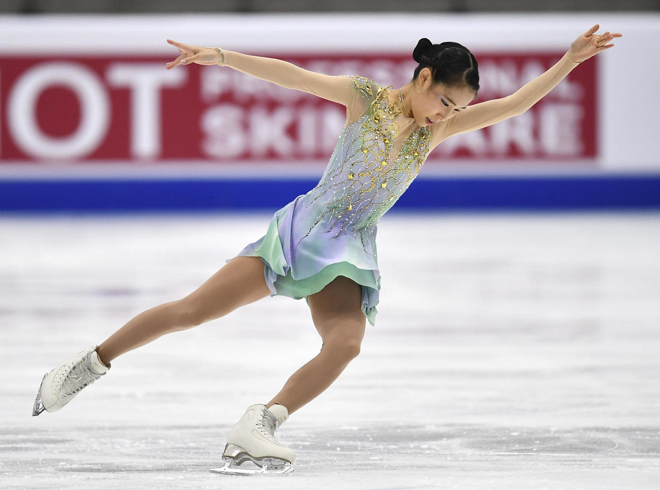 女子フリーで演技をする三原舞依（AP）