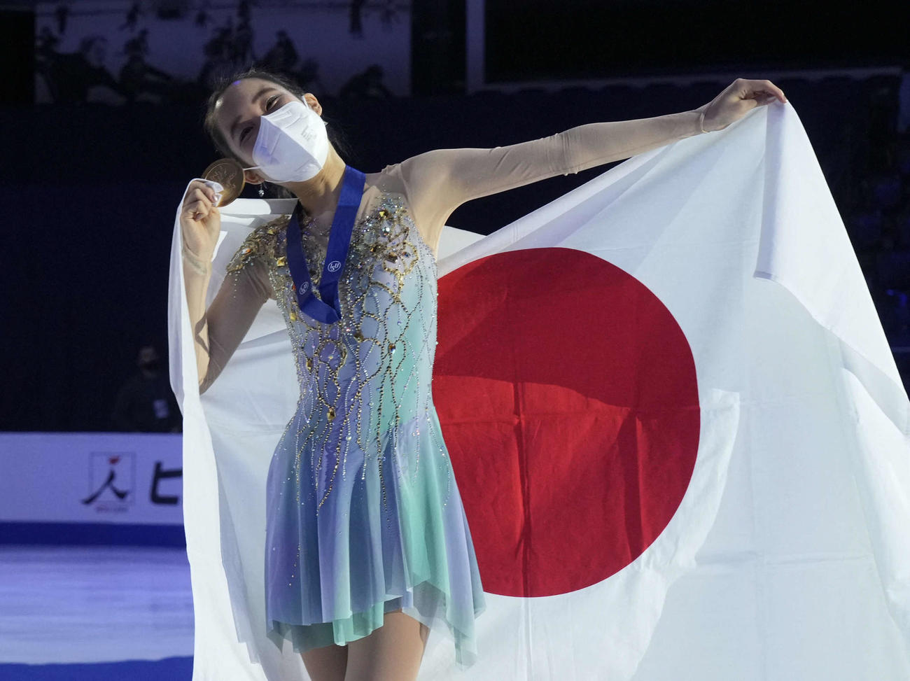 女子で優勝し、メダルと日の丸を手にする三原舞依（ロイター）