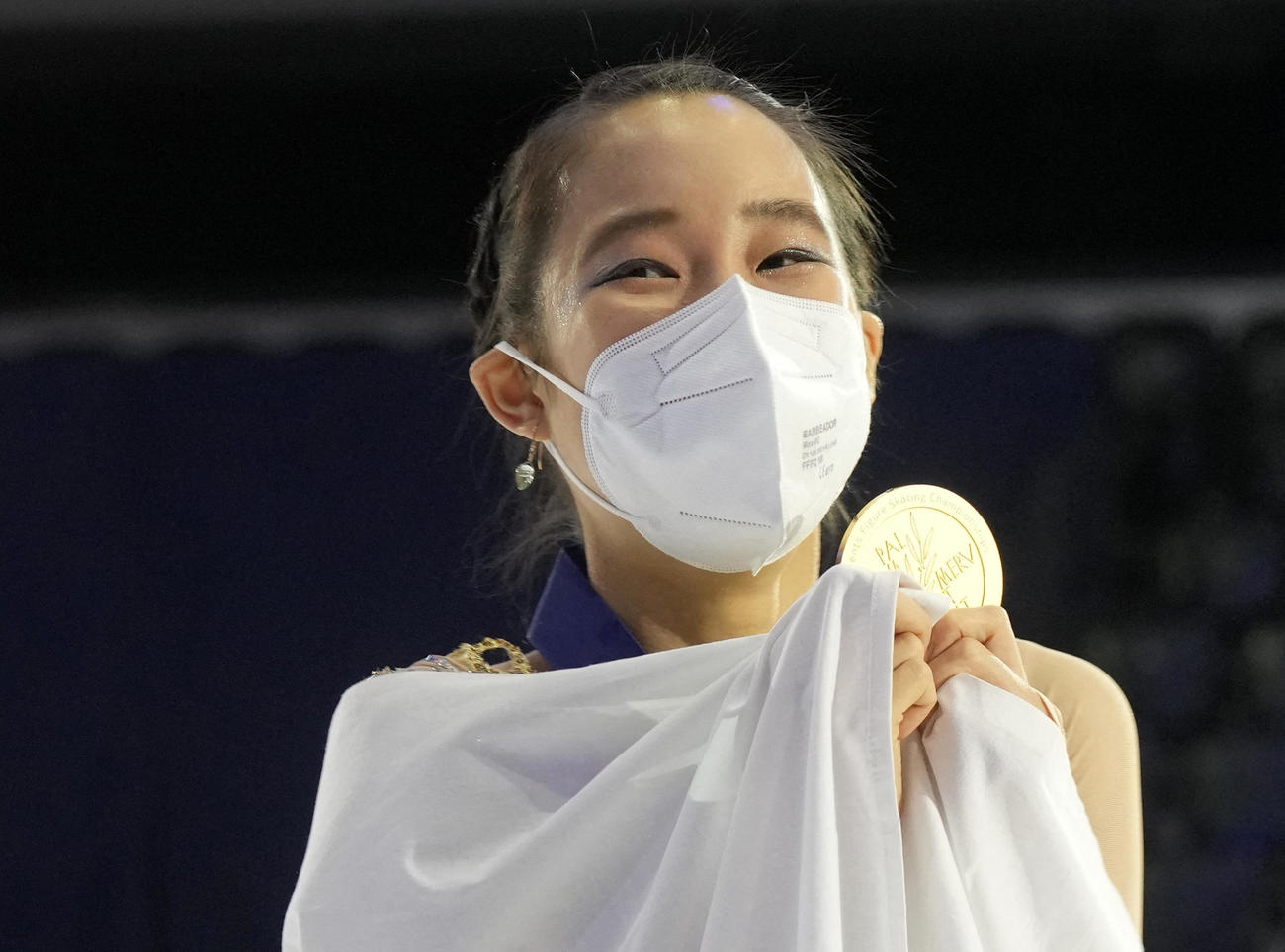 女子で優勝し、メダルを手に笑顔を見せる三原舞依（ロイター）