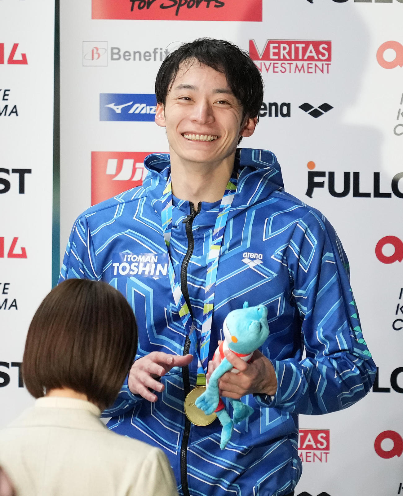 男子200メートル背泳ぎで優勝し、メダルを胸に笑顔を見せる入江（撮影・菅敏）