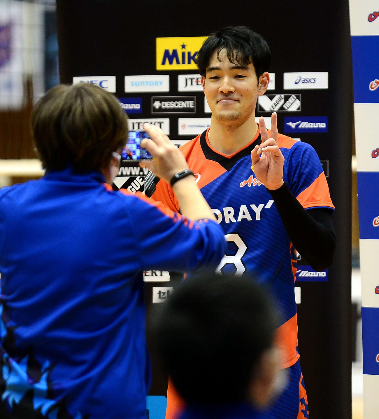 試合後、関係者の撮影に笑顔を見せる東レ・真子（撮影・前田和哉）