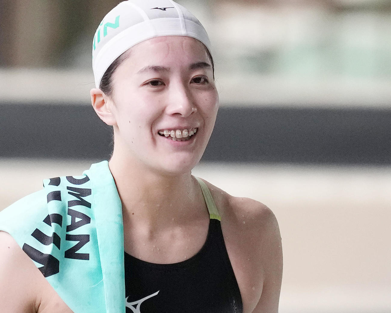 女子200メートル個人メドレー予選を終え、笑顔を見せる大橋（撮影・菅敏）