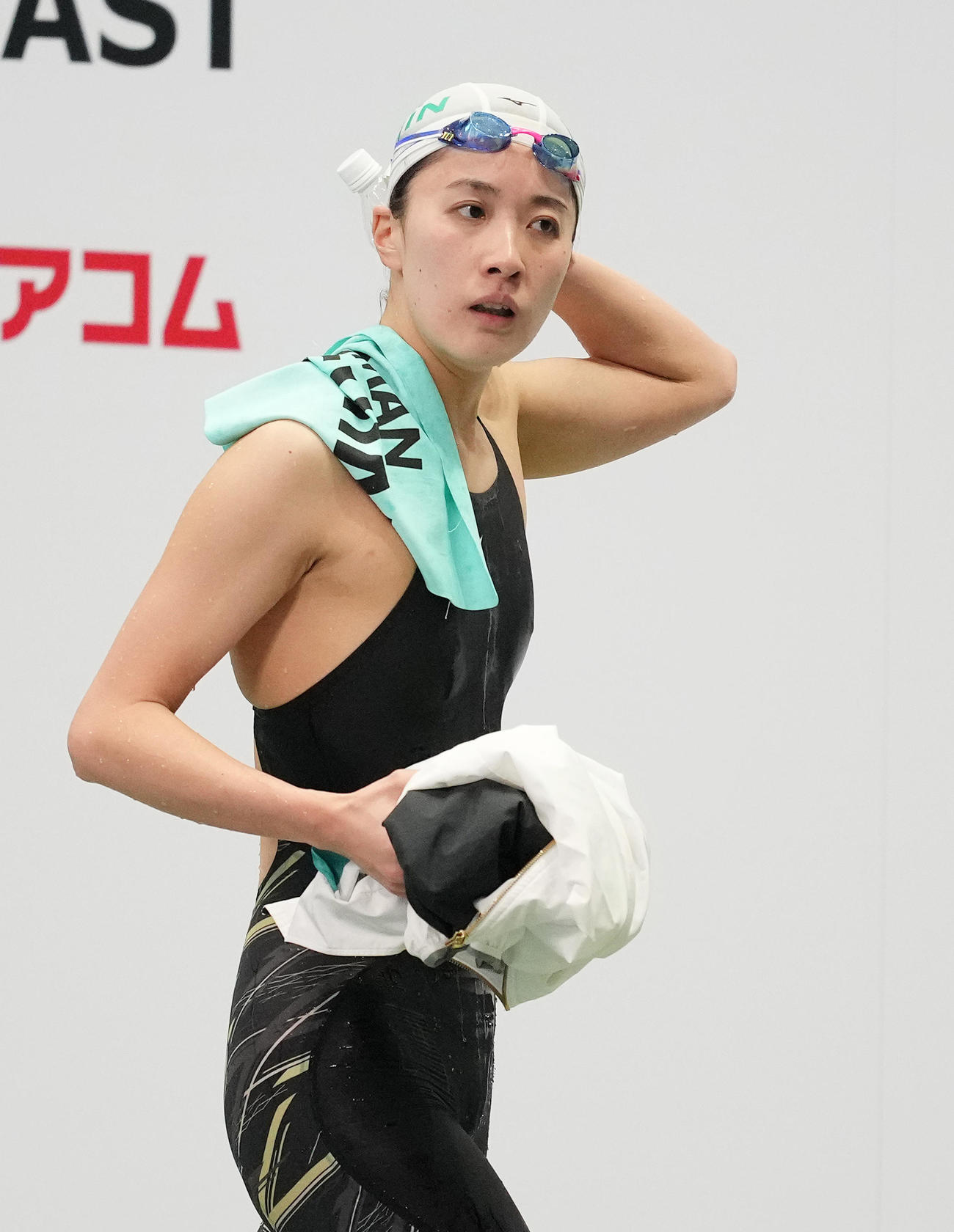 女子200メートル個人メドレー予選を終え、引き揚げる大橋（撮影・菅敏）