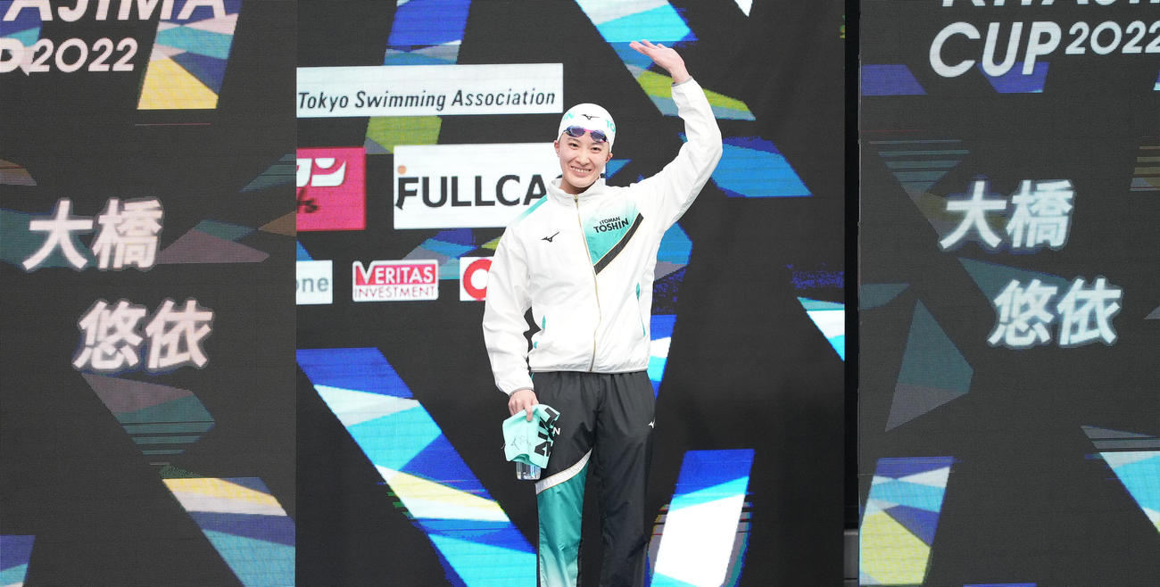 女子200メートル個人メドレー決勝を前に会場に登場する大橋（撮影・菅敏）
