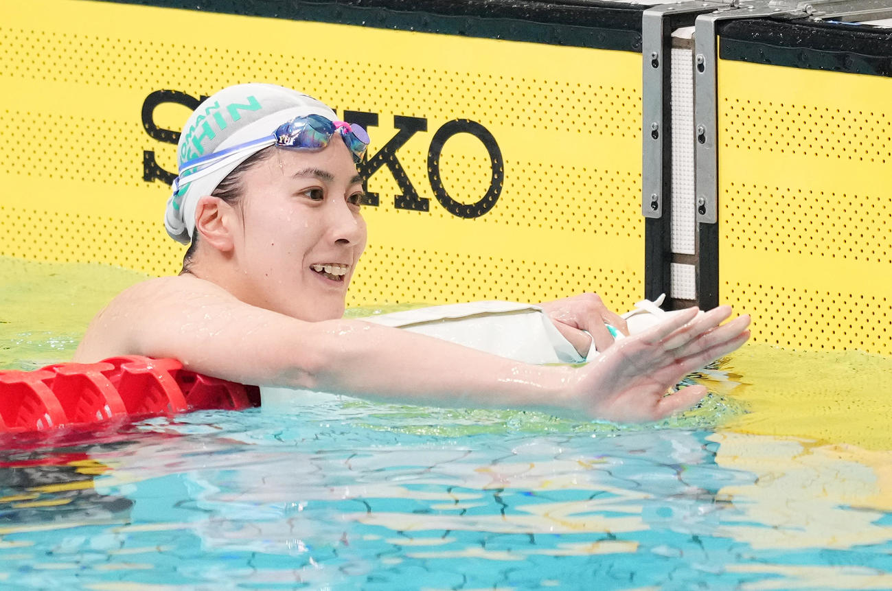 女子200メートル個人メドレーで優勝し、笑顔を見せる大橋（撮影・菅敏）