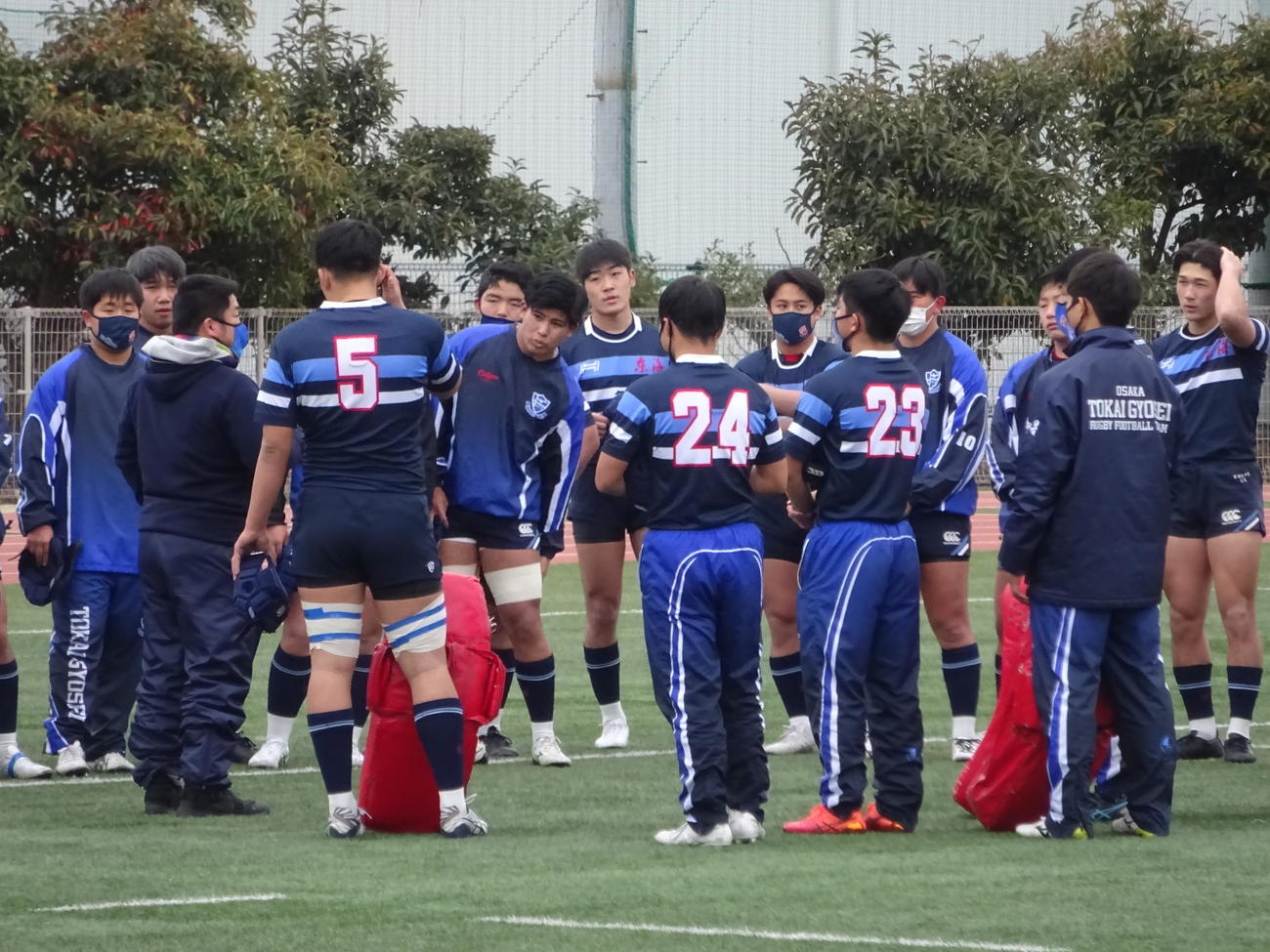 新チーム公式戦初戦を前に円陣を組む東海大大阪仰星の選手たち、左から3人目は湯浅大智監督（撮影・加藤裕一）