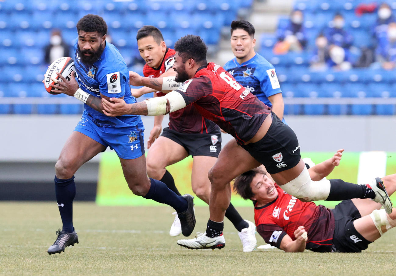 埼玉対横浜　後半、相手タックルをものともせず突進する埼玉WTBコロインベテ（左）（撮影・浅見桂子）