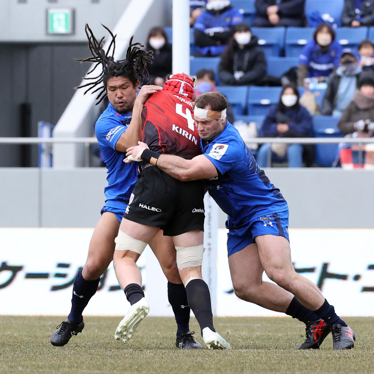 埼玉対横浜　前半、相手の突進を止める埼玉フッカー堀江（左）ら（撮影・浅見桂子）