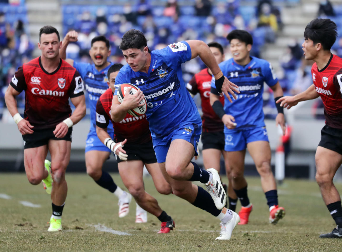 埼玉対横浜　前半、パスを受け、独走してトライを決める埼玉CTBライリー（中央）（撮影・浅見桂子）