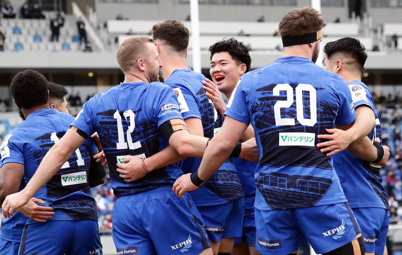 埼玉対横浜　後半、トライを決めた埼玉CTBパークス（左から2人目）はフィフティーンと喜び合う（撮影・浅見桂子）
