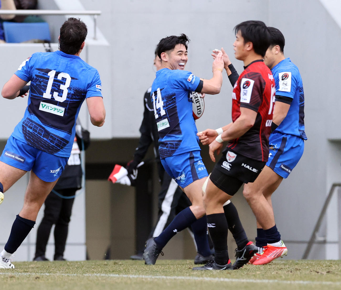 埼玉対横浜　後半、トライを決めた埼玉WTB竹山（中央）はフィフティーンに祝福され笑顔（撮影・浅見桂子）
