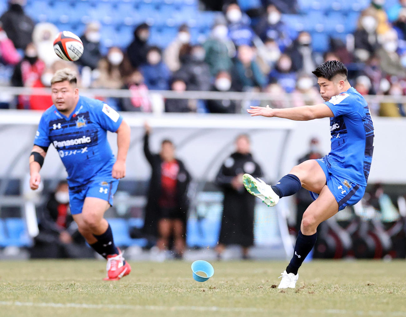 埼玉対横浜　後半、ゴールキックを決める埼玉SO松田（右）（撮影・浅見桂子）