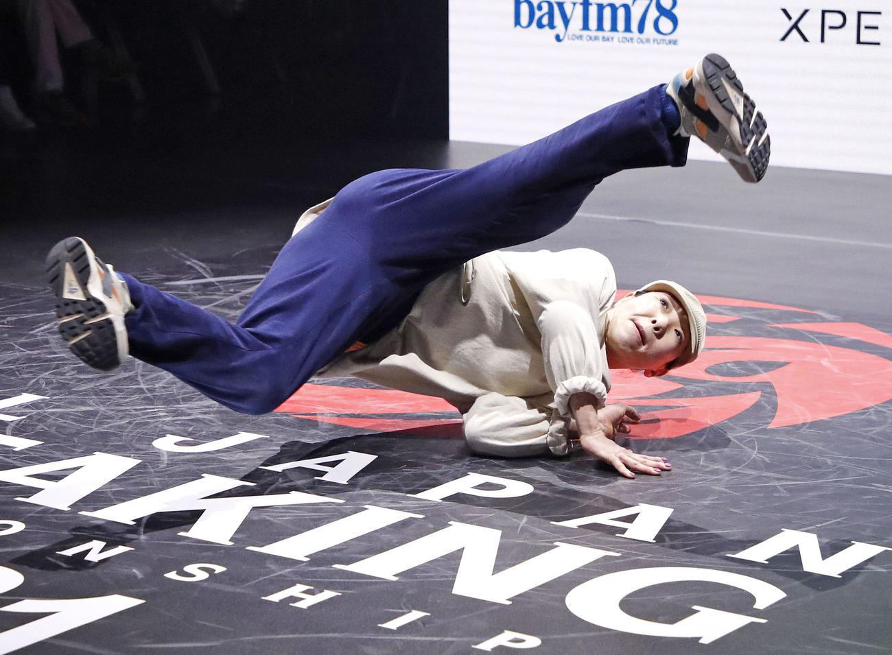 女子で初優勝した福島あゆみのパフォーマンス（共同）