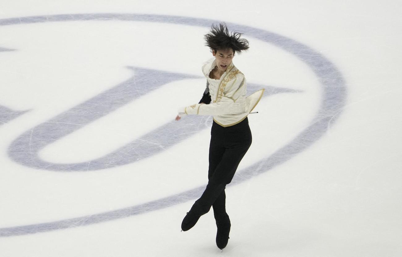 男子フリーで演技する三宅星南（ロイター）