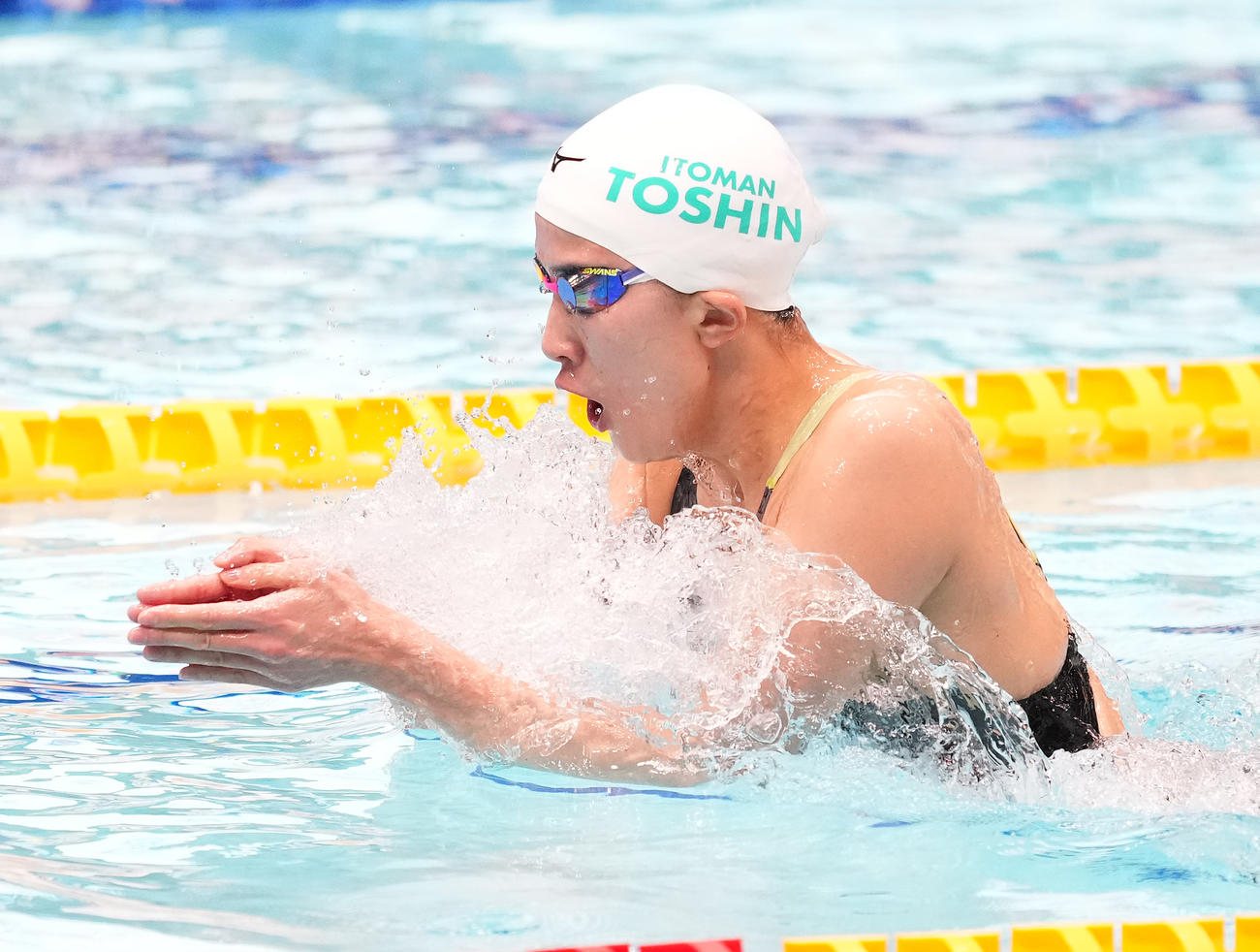 女子200メートル個人メドレー決勝で力泳する大橋（撮影・菅敏）