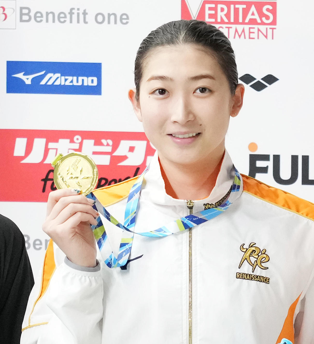 女子50メートル自由形で優勝し、メダルを手に笑顔を見せる池江（撮影・菅敏）