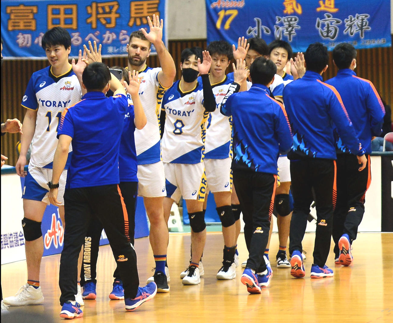 VC長野に連勝し、ハイタッチをする難波（左端）ら東レの選手たち