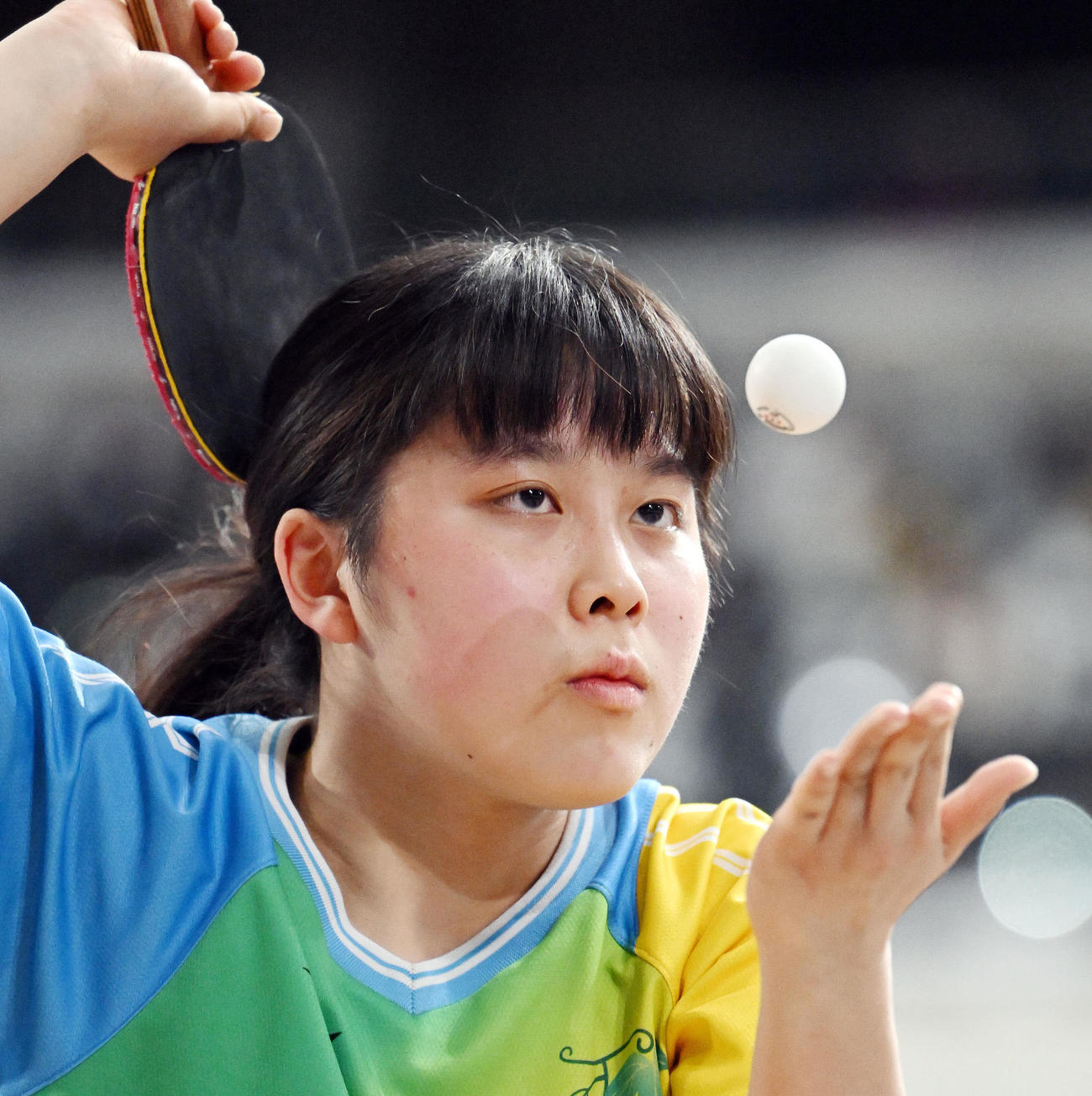 ジュニア女子1回戦でサーブを放つ平野亜（撮影・滝沢徹郎）