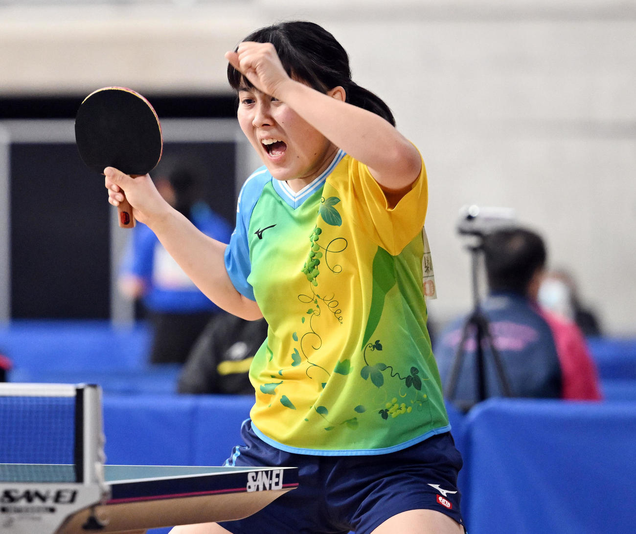 ジュニア女子1回戦でポイントを奪いガッツポーズする平野亜（撮影・滝沢徹郎）