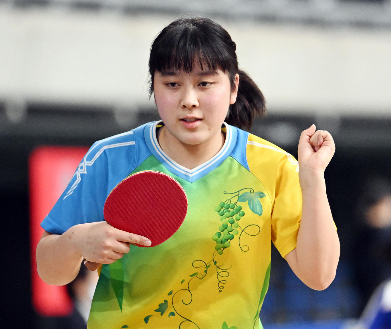 ジュニア女子1回戦でポイントを奪いガッツポーズする平野亜（撮影・滝沢徹郎）