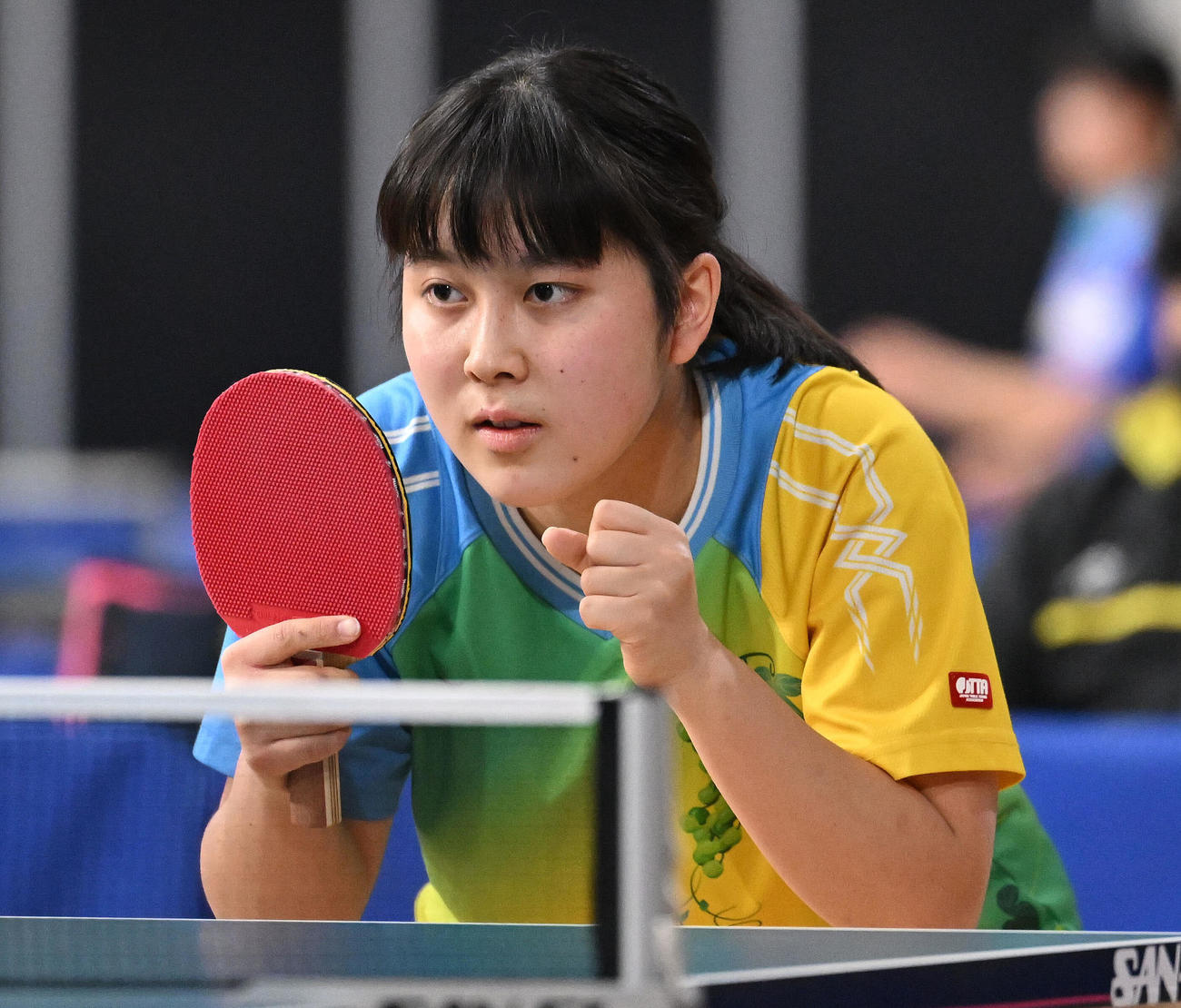 ジュニア女子1回戦で構える平野亜（撮影・滝沢徹郎）